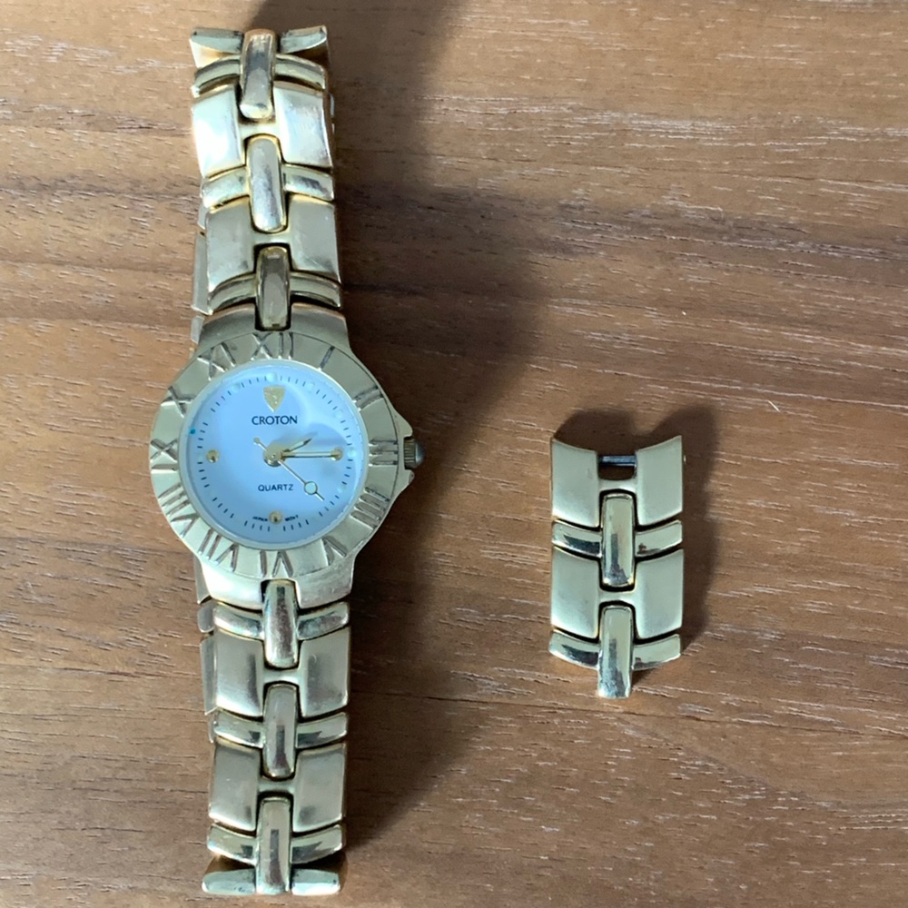 Croton ladies gold plated quartz movement watch with extra links. - Picture 5 of 5